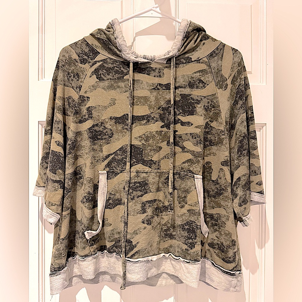 Maronie Camo Hooded Pullover Top – Short Sleeve – Loose Fit – Size M